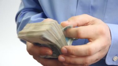 iş adamı elinde para sayar.