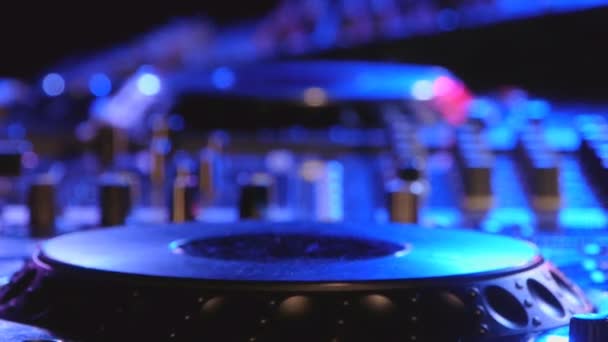 DJ console in a club — Stock Video