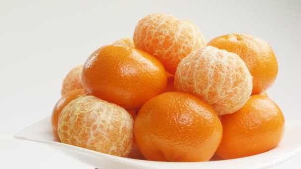 A pile of tangerines on a white plate — Stock Video