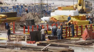 ekipman ve işçilerin bir şantiye gezme