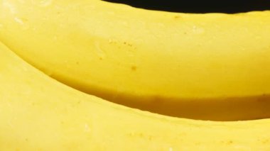 salkım muzu siyah arka plan üzerinde döndürme