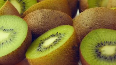 bir kiwi meyveler closeup döndürme halves