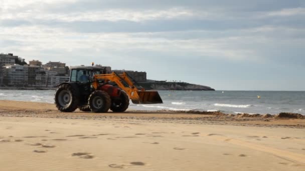 Excavatrice enlever le sable d'une plage de la mer — Video