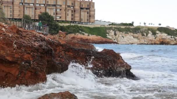 As ondas quebrando em uma praia pedregosa — Vídeo de Stock