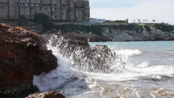 Vlny se lámou na kamenité pláži — Stock video