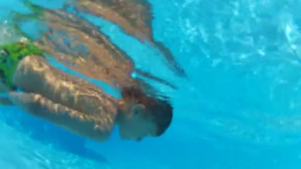 Junge schwimmt unter Wasser im Pool — Stockvideo