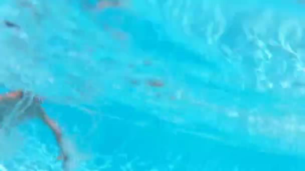 Junge schwimmt unter Wasser im Pool — Stockvideo