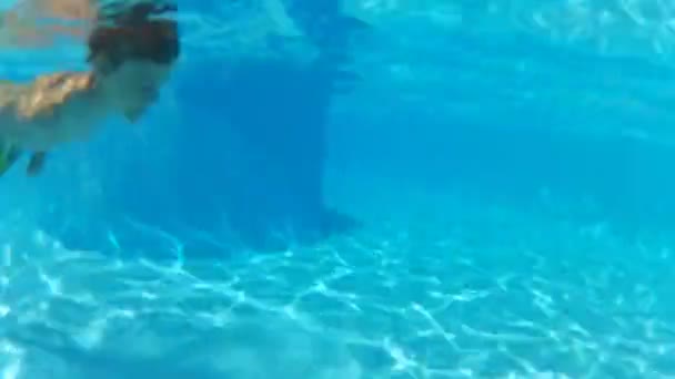 Garçon nager sous l'eau une piscine — Video