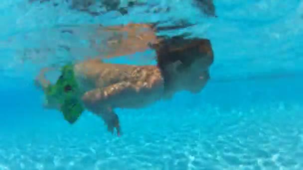 Garçon nager sous l'eau une piscine — Video