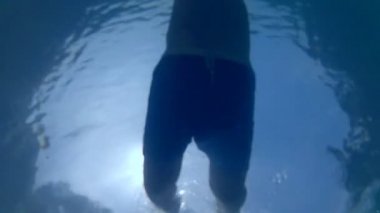 adam denizde su altında yüzmek