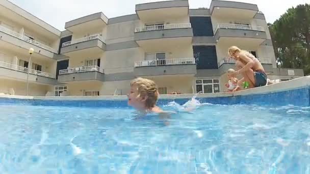 Mãe com seus filhos em uma piscina — Vídeo de Stock