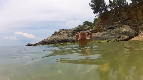 Le garçon nage sous l'eau 
