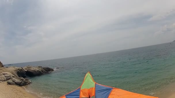 Niños felices volando una cometa en la playa — Vídeos de Stock