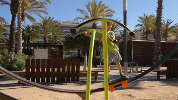 Rapaz a brincar no parque infantil — Vídeo de Stock