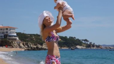 onun küçük bir çocuk ile oynarken annesi