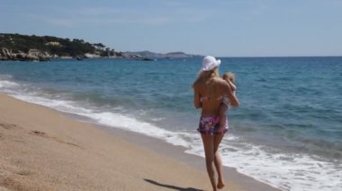 Anne ve çocuk sahil yürüyüş