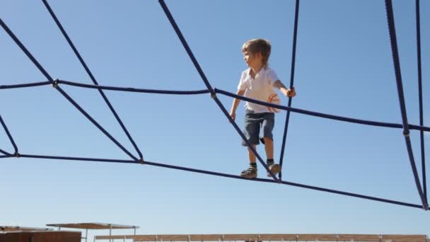 Niño en el patio — Vídeos de Stock