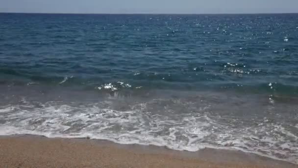 De golven breken op een strand — Stockvideo