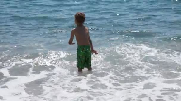 Menino brincando na praia — Vídeo de Stock