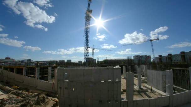 Guindaste em construção. Desfasamento temporal . — Vídeo de Stock