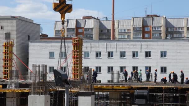 Crane and workers at construction site — Stock Video