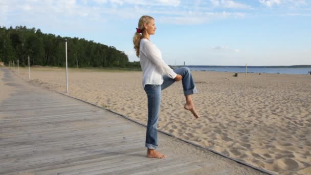 Vrouw die yoga beoefent — Stockvideo