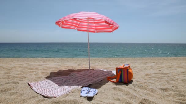 Şemsiye ile plaj yer — Stok video