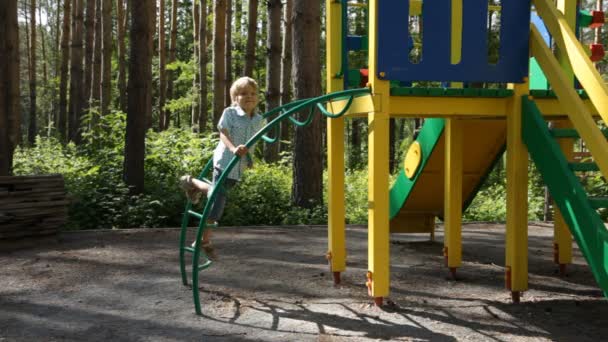 Menino brincando no playground — Vídeo de Stock