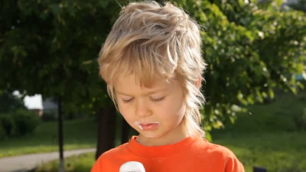 Little boy eating ice cream — Stock Video