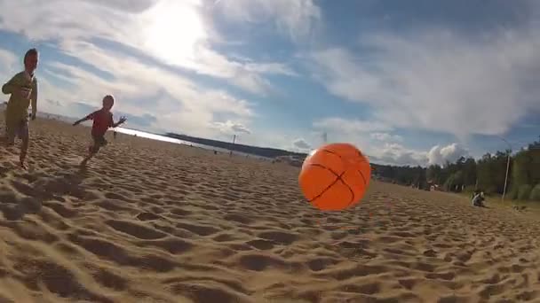 Broers spelen met een strandbal buitenshuis — Stockvideo