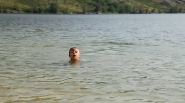 küçük çocuk bir dağ gölü snorkeling