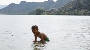 Oğlum yapımı su sıçramalarına dağ gölü