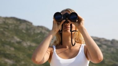 Dürbünle bakan kadın