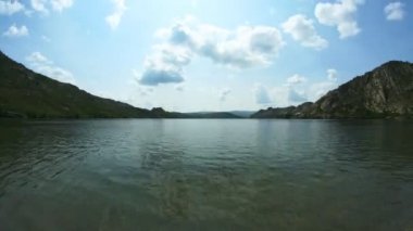 dağlar göl. zaman atlamalı.