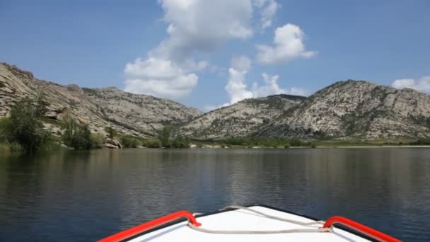 Cabalgando por un lago de montaña — Vídeos de Stock