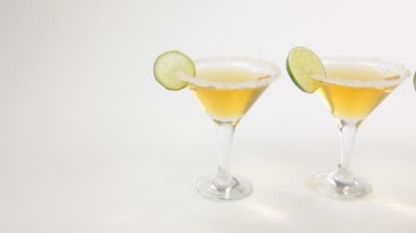 Martini ile tatlı kireç kokteyl