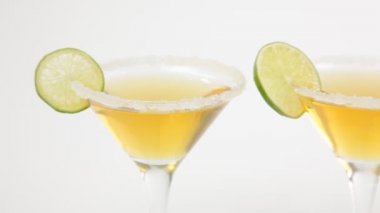 Martini ile tatlı kireç kokteyl