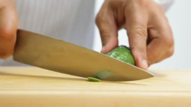 bir aşçının kesim salatalık