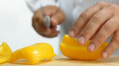 adam sebze salatası keser.