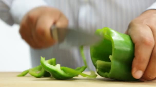 Чоловік нарізає овочі на салат — стокове відео