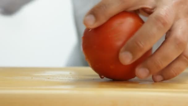 Крупный план человека, режущего помидоры черри — стоковое видео