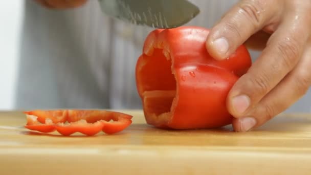 关闭的男人切割樱桃西红柿 — 图库视频影像