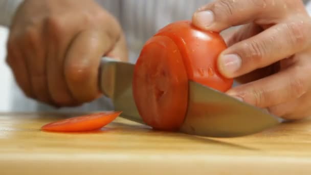 Close up van een man snijden cherry tomaten — Stockvideo