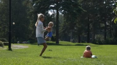 genç annenin çocuklarıyla birlikte çalış