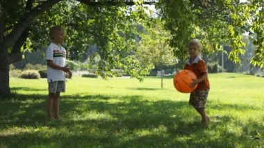 iki genç erkek ile bir top oynarken