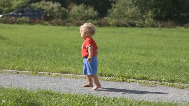 Pequeño niño va a su madre — Vídeo de stock