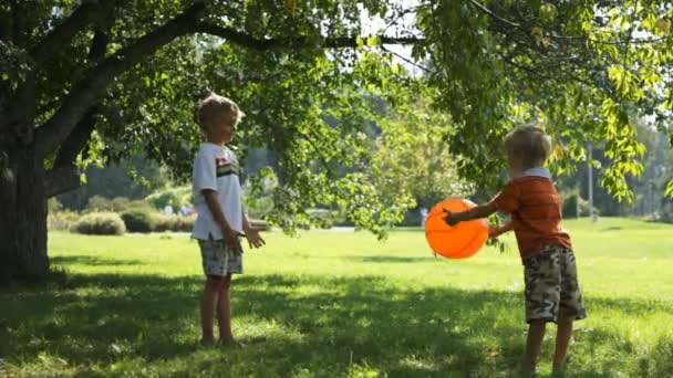 Két fiatal fiú játszik a labdát sz