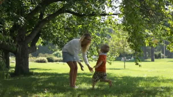 Joven madre juega con sus hijos — Vídeos de Stock