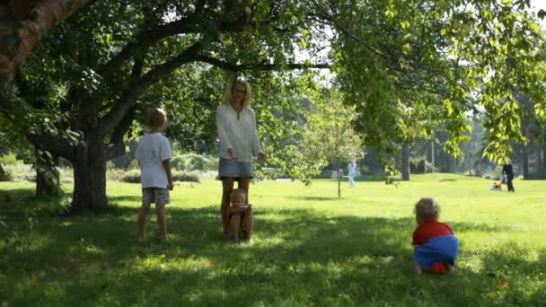 Молодая мать играет со своими детьми — стоковое видео
