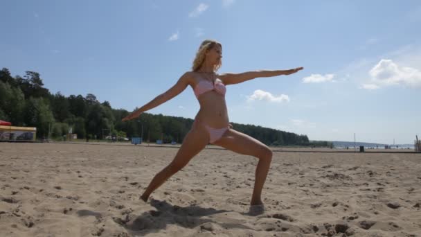 Yoga praia mulher fazendo pose — Vídeo de Stock